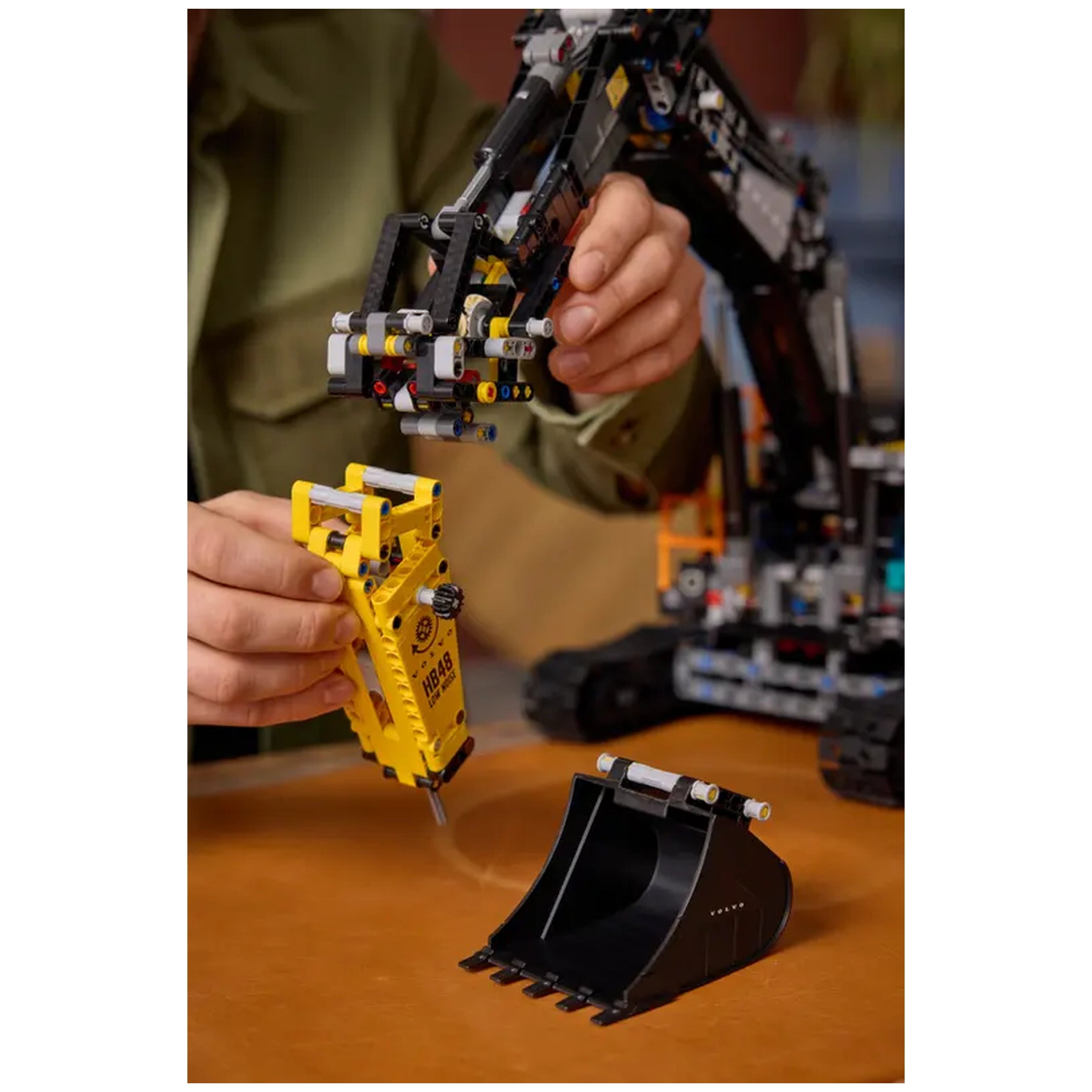 LEGO - Technic Volvo EC500 Hybrid Graafmachine - Bouwset Speelgoed
