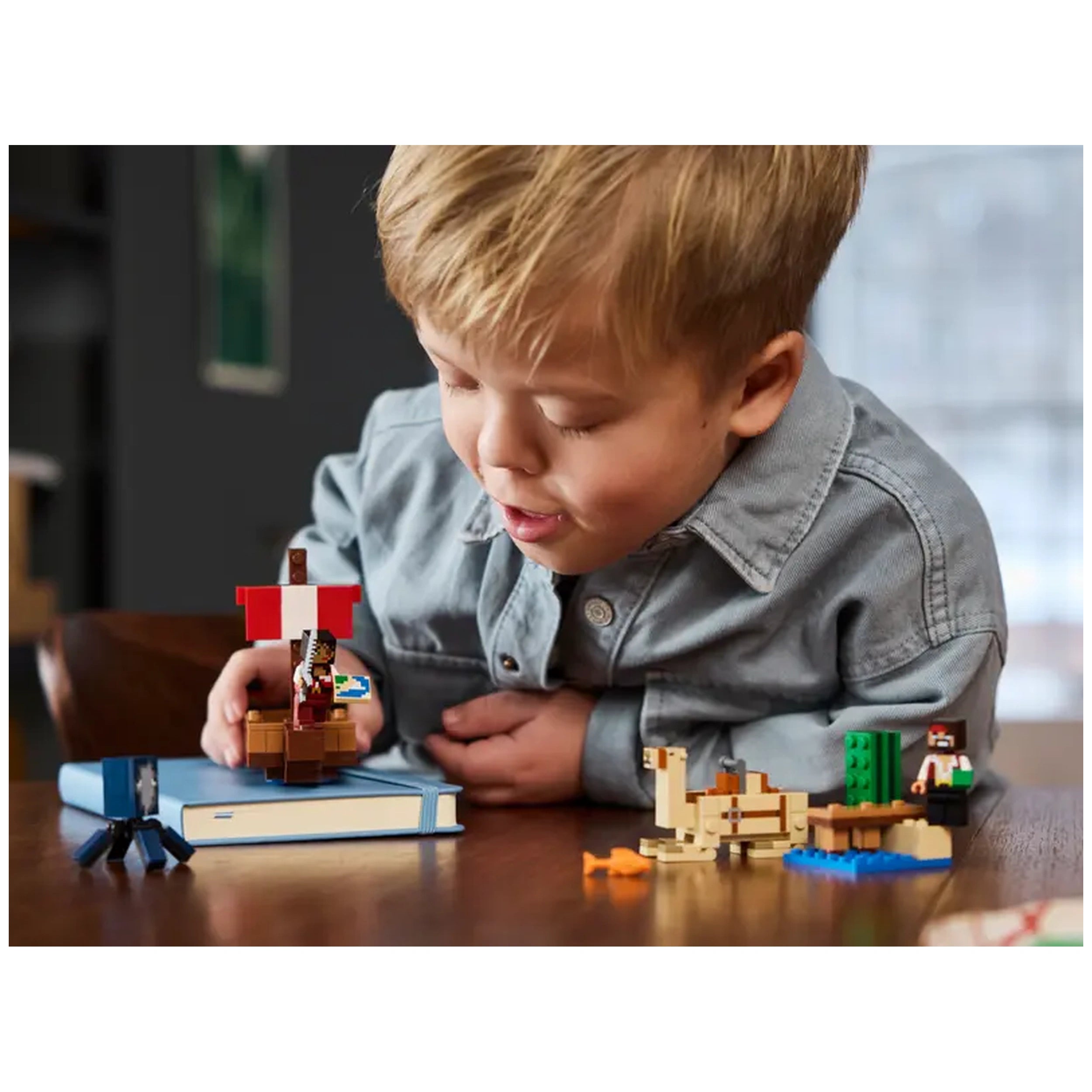 Lego - Minecraft - The Pirate Ship Voyage - Construction Set Toys
