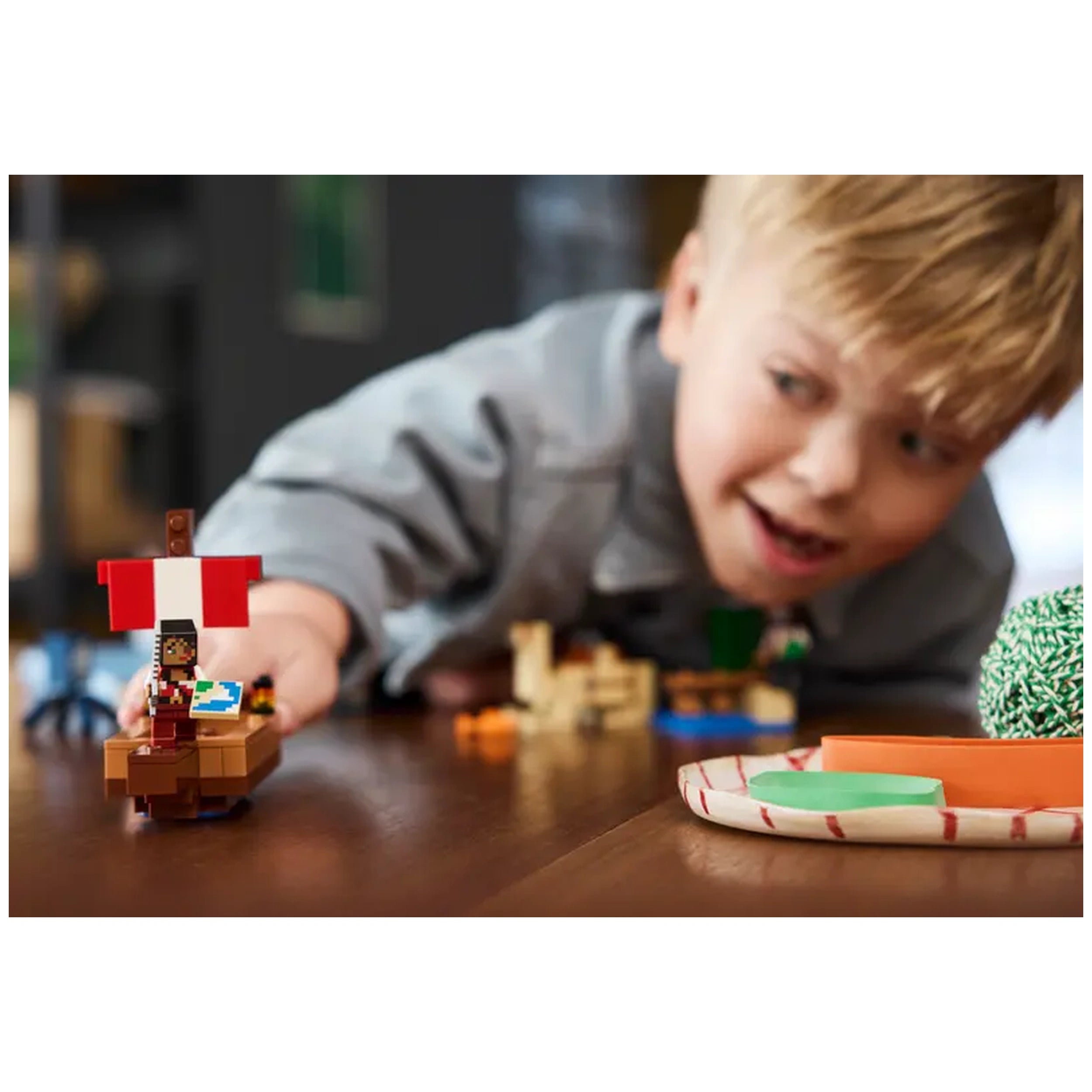 Lego - Minecraft - The Pirate Ship Voyage - Construction Set Toys