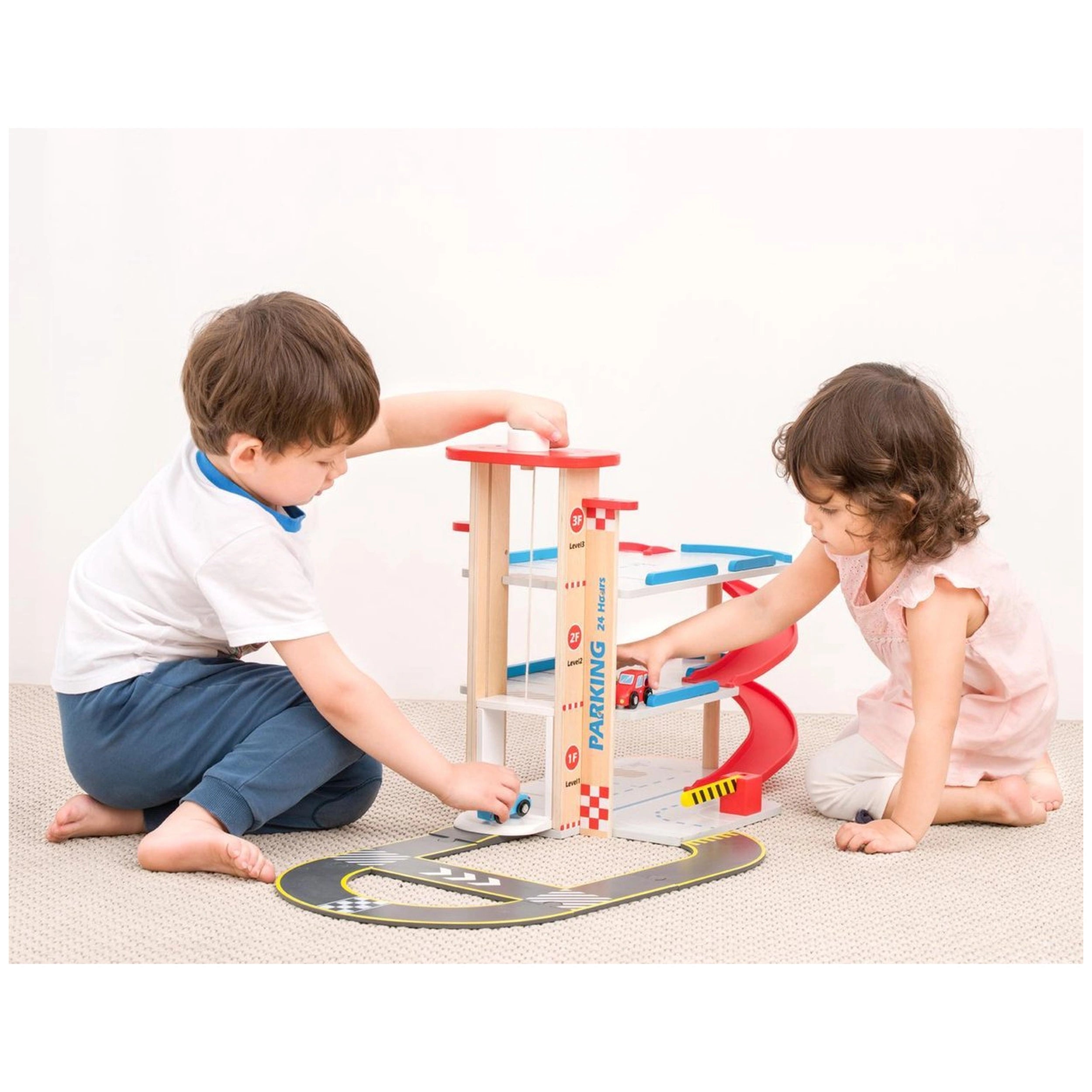 New Classic Toys - Wooden Toy Garage Including 3 Cars - Toy Playsets