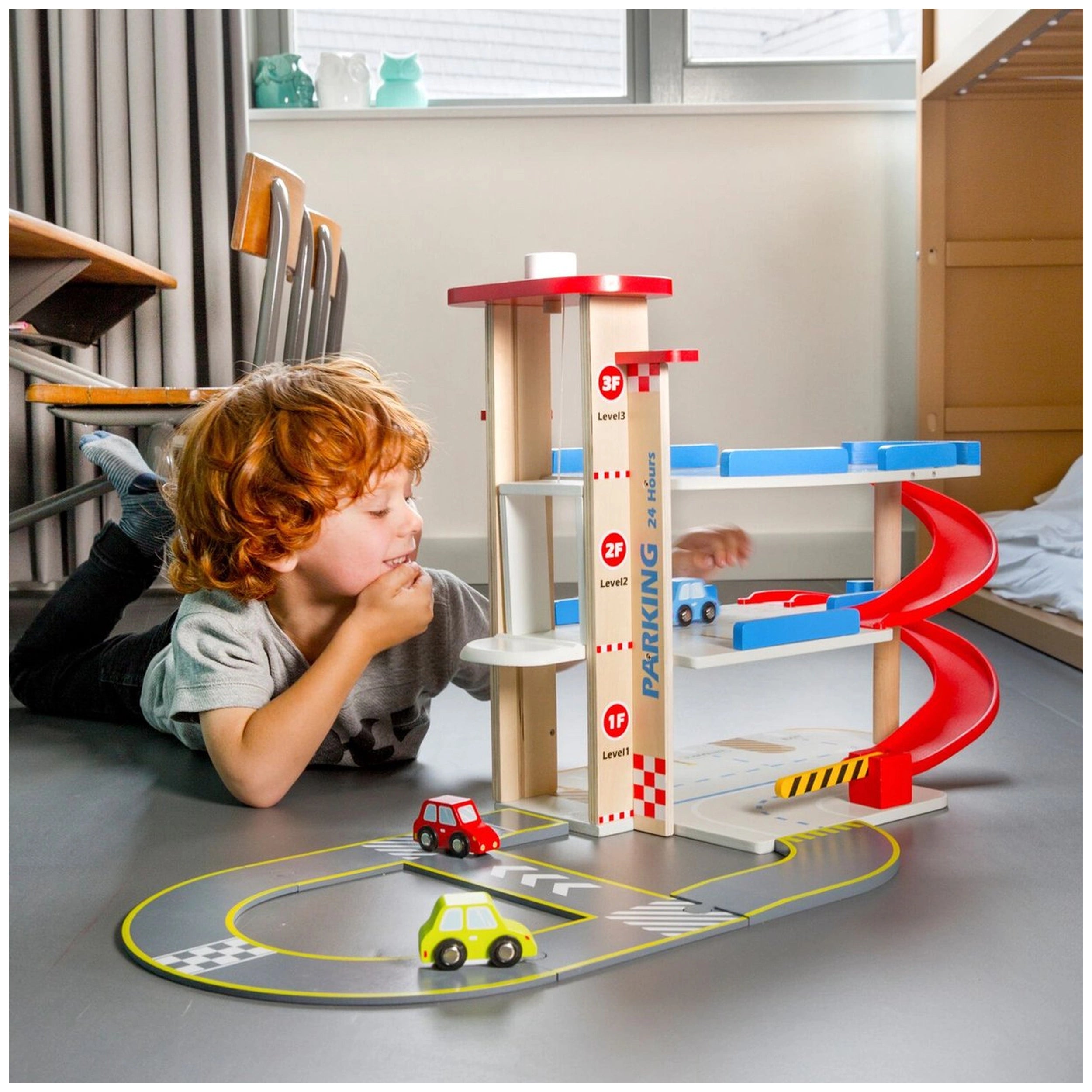 New Classic Toys - Wooden Toy Garage Including 3 Cars - Toy Playsets